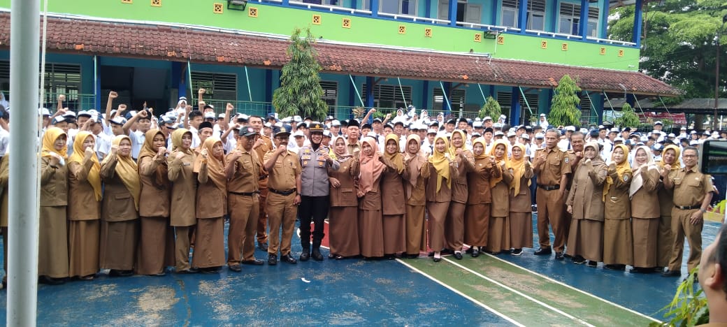 Humanis, Kapolsek Kawali Polres Ciamis Datang ke SMPN 1 Kawali Beri Pembinaan Saat Upacara Bendera