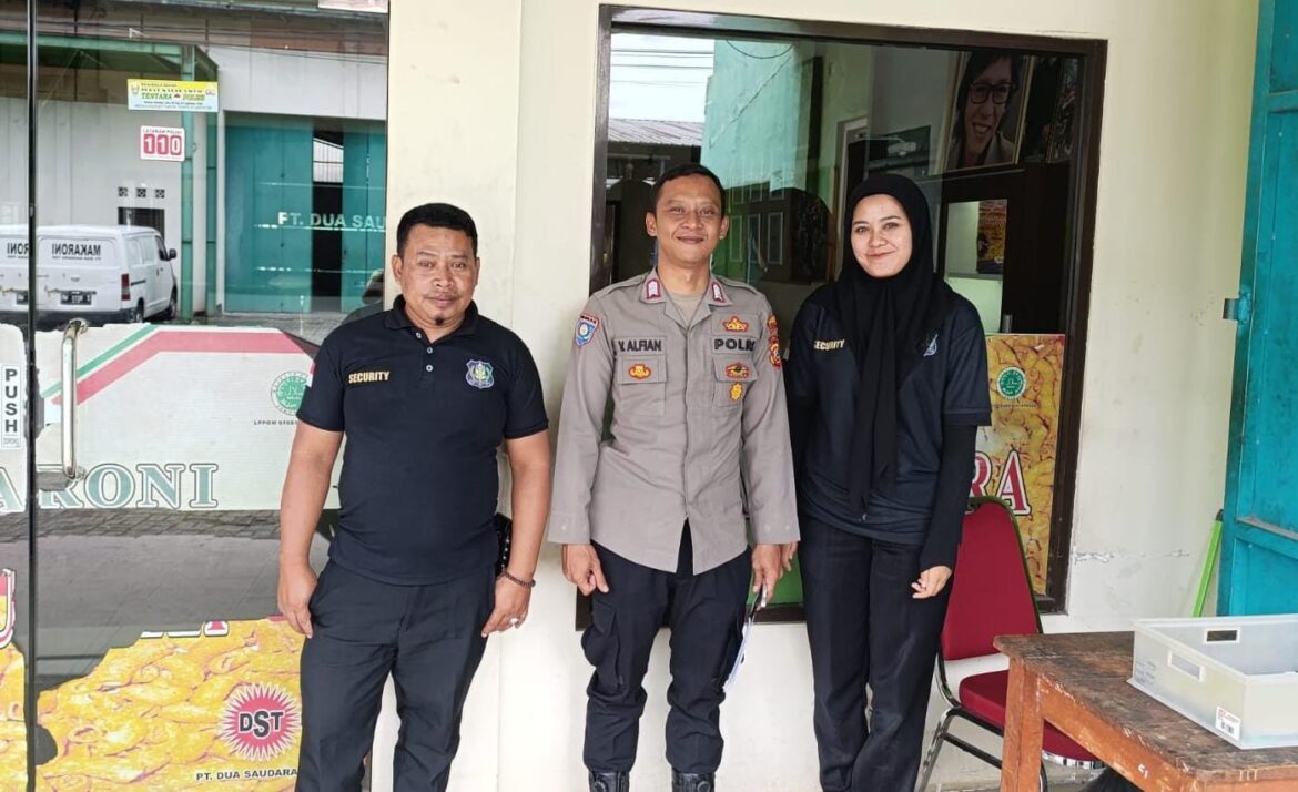 Perkuat Sinergitas, Polsek Cikoneng Datangi Satpam PT. Dua Sodara Beri Imbauan Kamtibmas