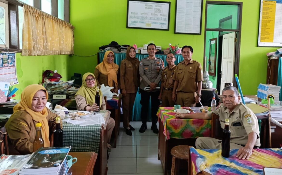 Polsek Cikoneng Datangi Guru SMPN 1 Sindangkasih Binluh Bahaya Kenakalan Remaja