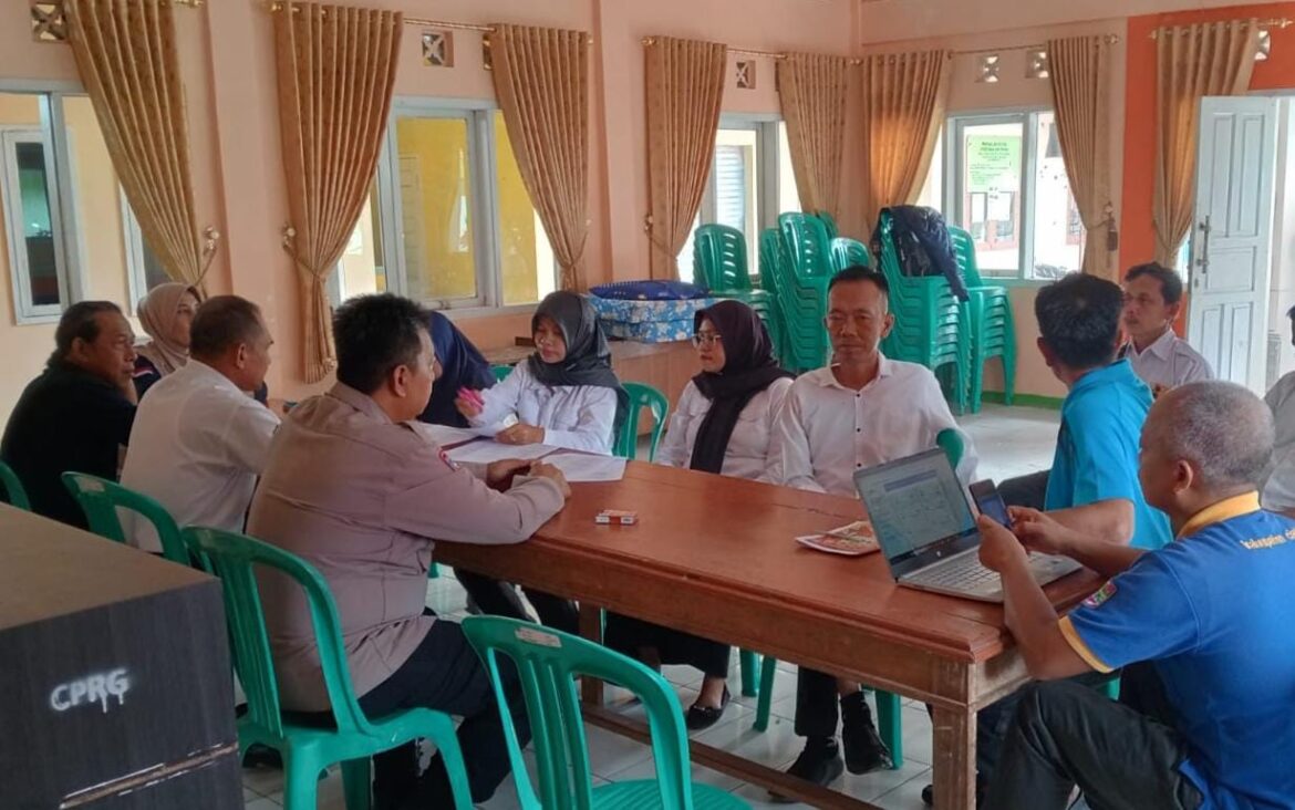 Hadiri Rapat Minggon, Polsek Sukadana Cooling System Ajak Warga Ciparigi Jaga Harkamtibmas