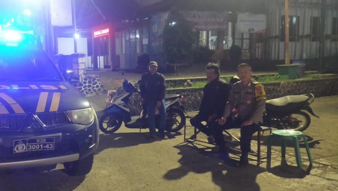 Humanis, Polsek Cipaku Polres Ciamis Patroli Dialogis ke Pemukiman Warga Saat Malam Hari