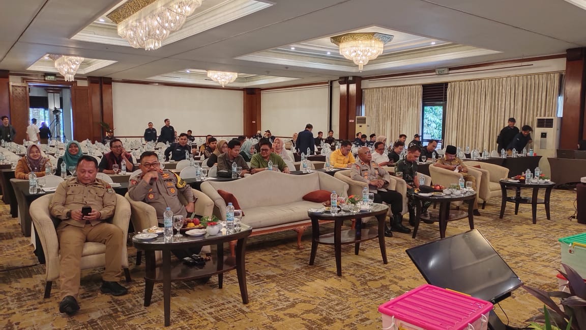 Polresta Tangerang Amankan Rapat Pleno Rekapitulasi Hasil Penghitungan Suara Pilkada Serentak 2024 di Aryaduta Hotel