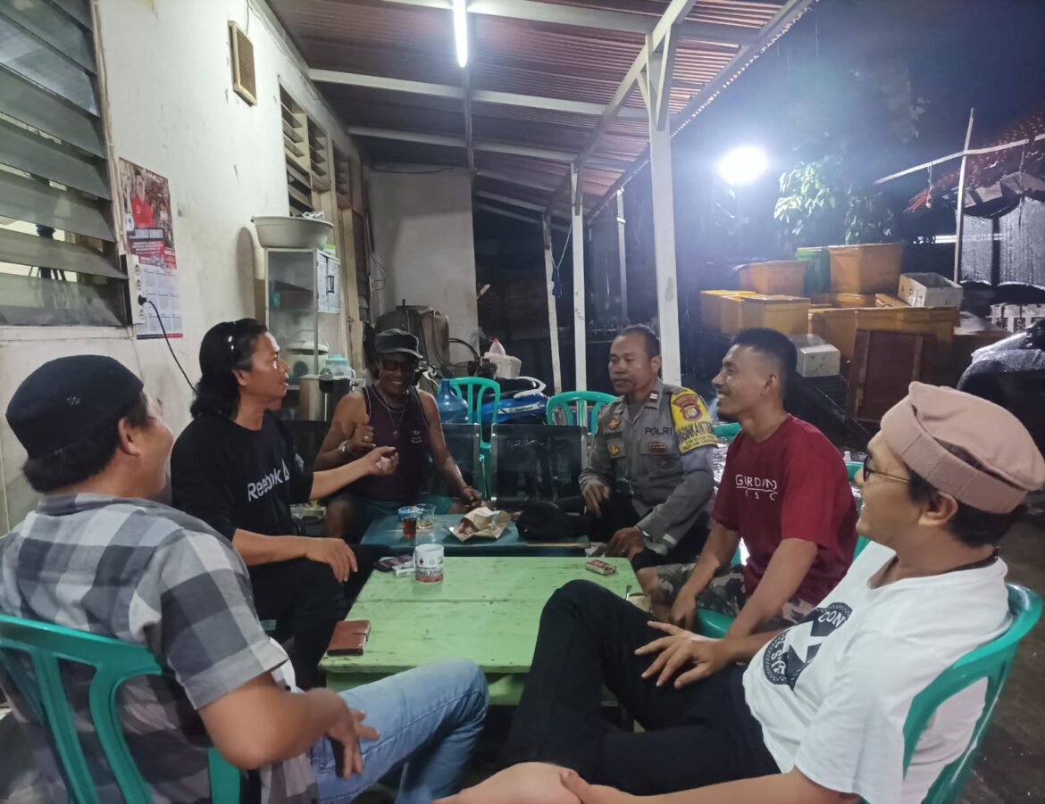 Sambang Bhabinkamtibmas ke Petugas Siskamling dan Cooling System