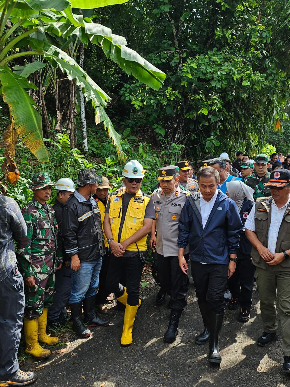Kapolda Jabar Tinjau Lokasi Bencana di Sukabumi dan Salurkan Bantuan