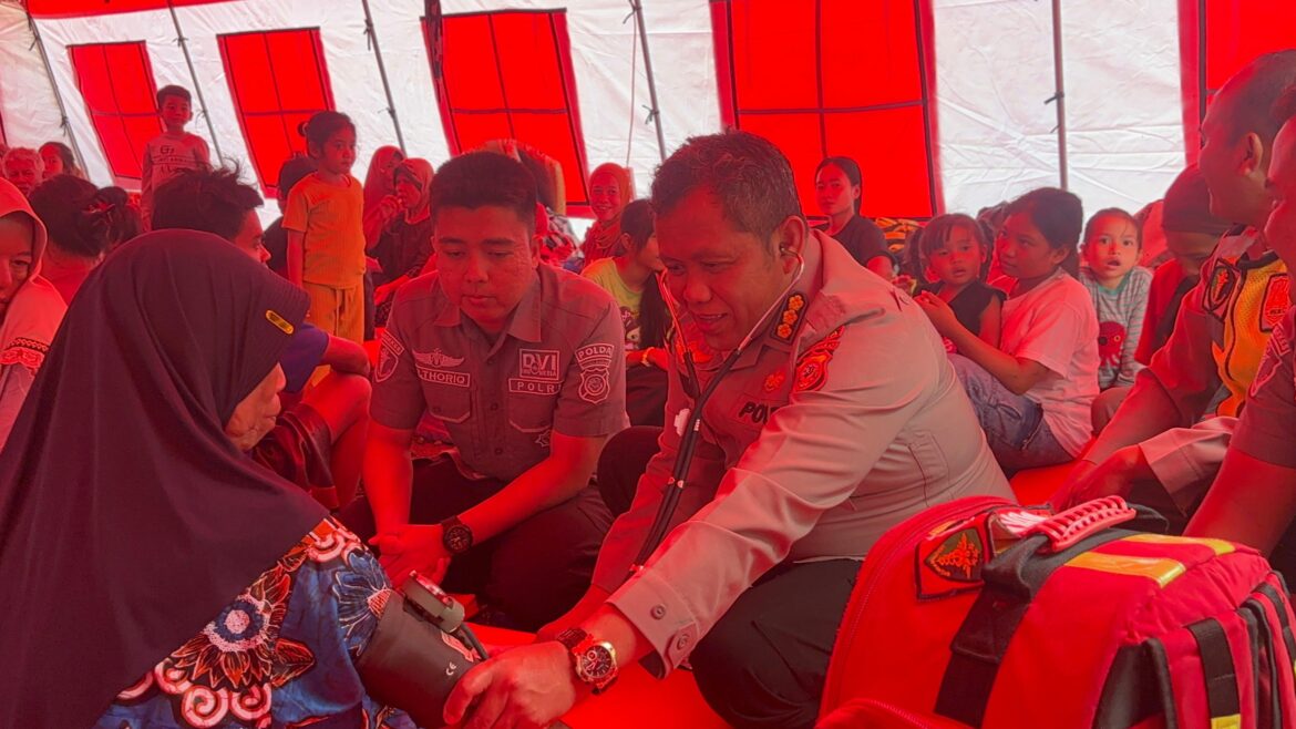 Bid Dokkes Polda Jabar Berikan Pelayanan Kesehatan Untuk Korban Longsor di Sukabumi