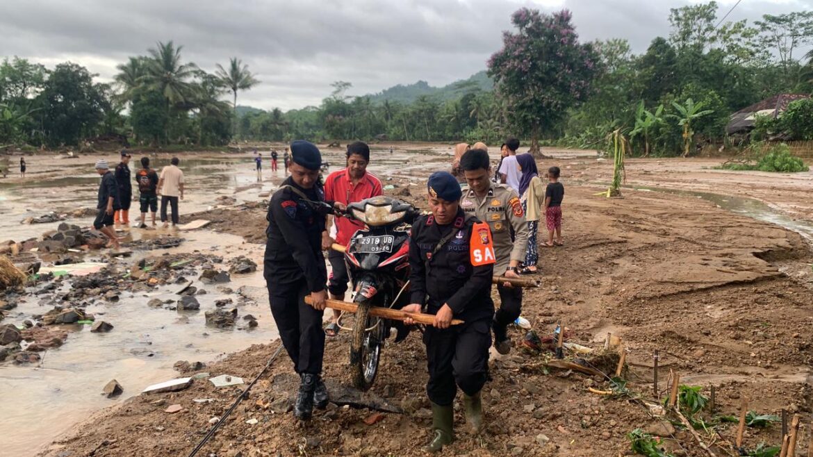 Tim SAR Sat Brimob Polda Jabar: Evakuasi dan Lakukan Penanggulangan Banjir Bandang di wilayah Sagaranten Kabupaten Sukabumi