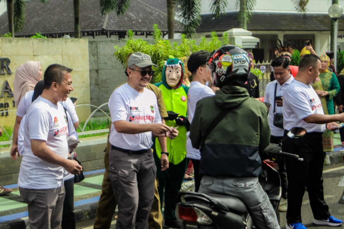 Rangkaian Kegiatan Road to Hakordia 2024, Pemkab Ciamis Bagikan Pin dan Stiker Anti Korupsi