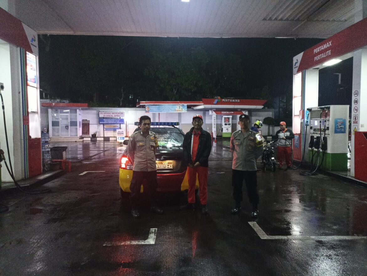 Berikan Rasa Aman, Personel Polsek Kawali Polres Ciamis Patroli Dialogis di Malam Hari