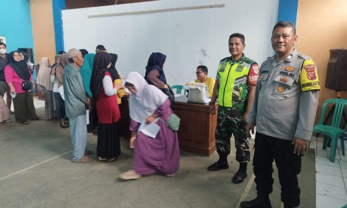 Sinergitas TNI-Polri, Polsek dan Koramil Cijeungjing Awasi Distribusi Beras ke Warga Pamalayan