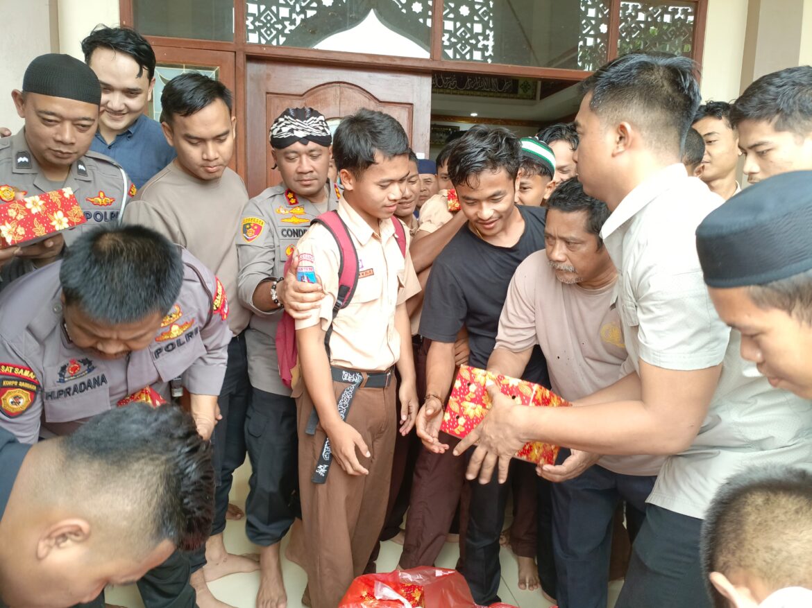 Bagikan Nasi Kotak , Polres Serang Gelar Jumat Berkah Dengan Jemaah Masjid As Salam
