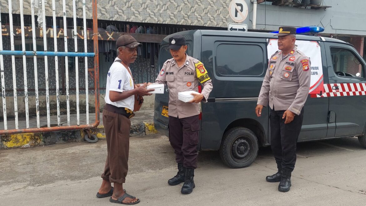 Polsek Kawasan Sunda Kelapa Gelar Jumat Berkah Dalam Rangka Dirgahayu Polda Metro Jaya dan Cooling System Pilkada