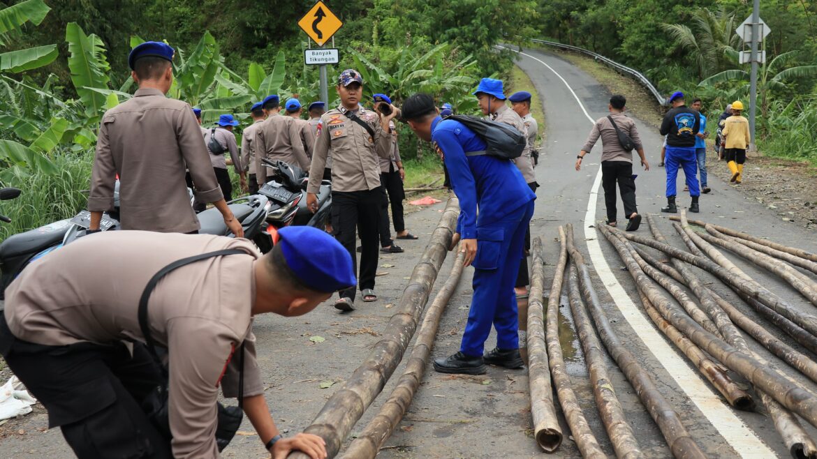 Dit Polairud Polda Jabar dan Polres Sukabumi bersama masyarat Bangun Jembatan Darurat untuk Warga Sangrawayang dan Girimukti