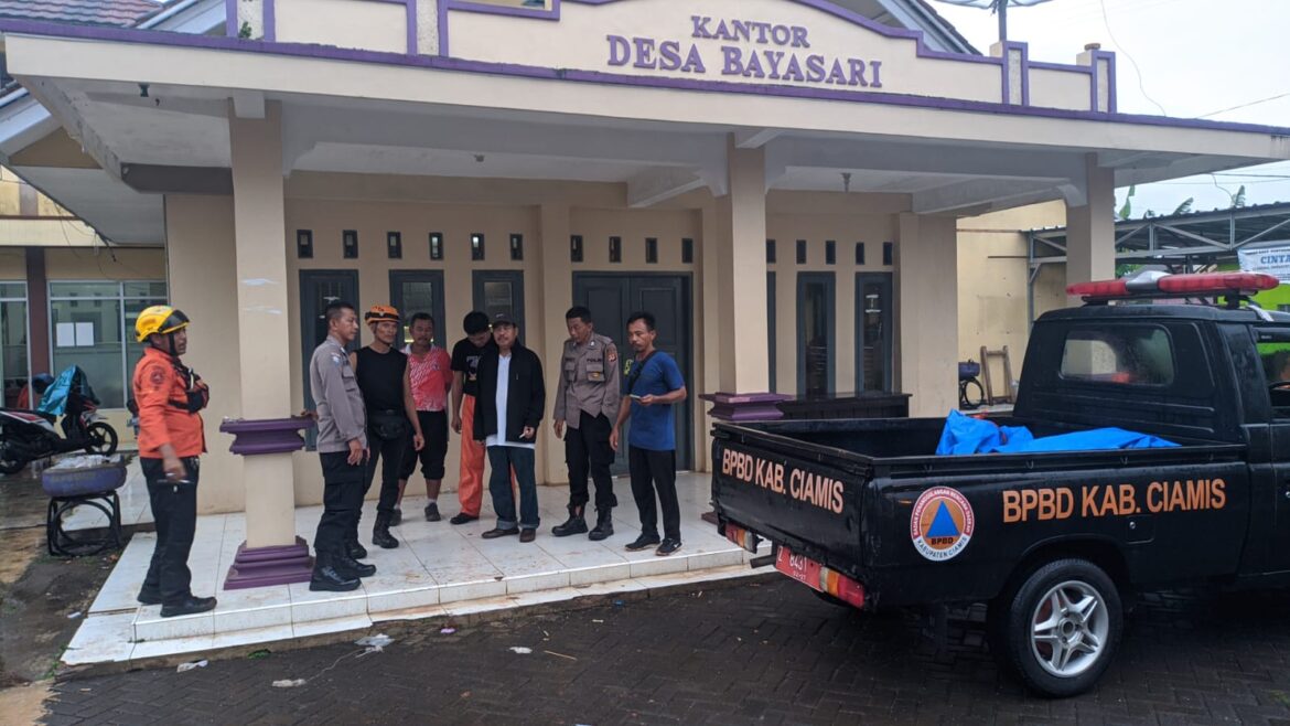Polsek Kawali Polres Ciamis Datangi TKP Tanah Longsor Tutupi Badan Jalan di Desa Bayasari