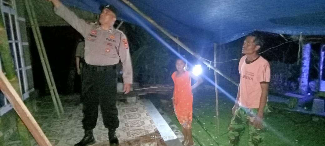 Humanis, Polsek Rancah Polres Ciamis Datangi TKP Dinding Rumah Ambruk Dihantam Hujan Deras