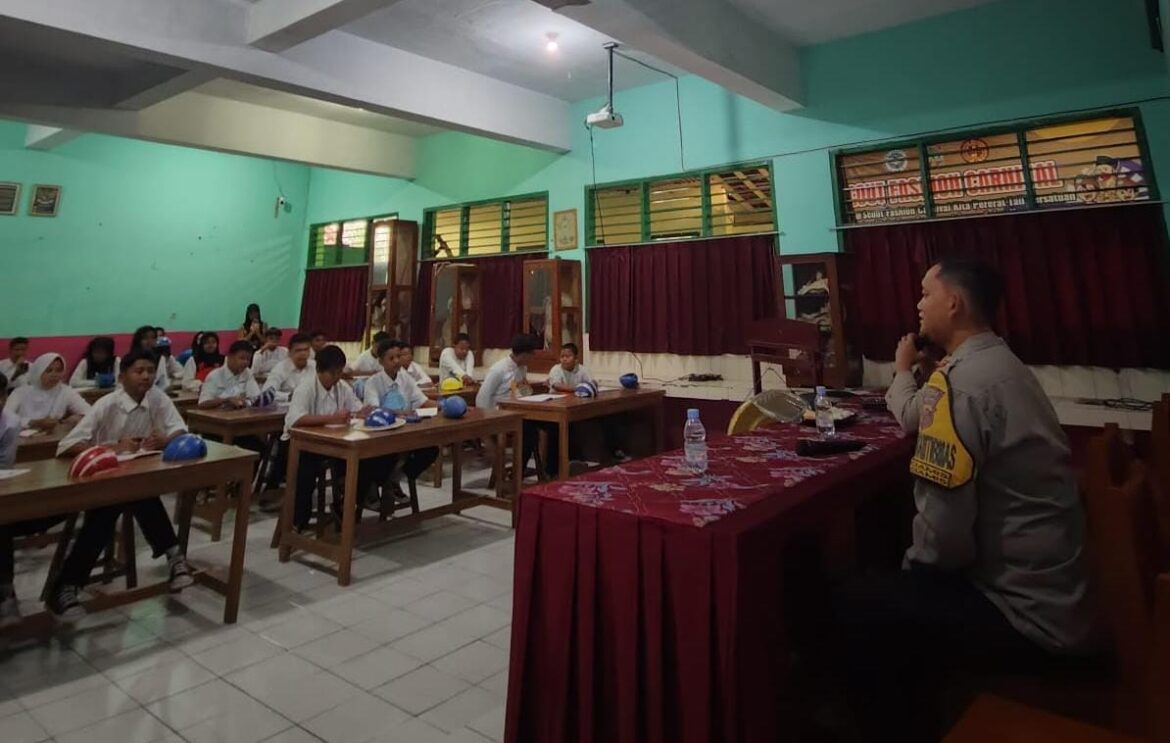 Kapolsek Ciamis Polres Ciamis Berikan Pembinaan ke Siswa Saat LDKS di SMPN 5 Ciamis