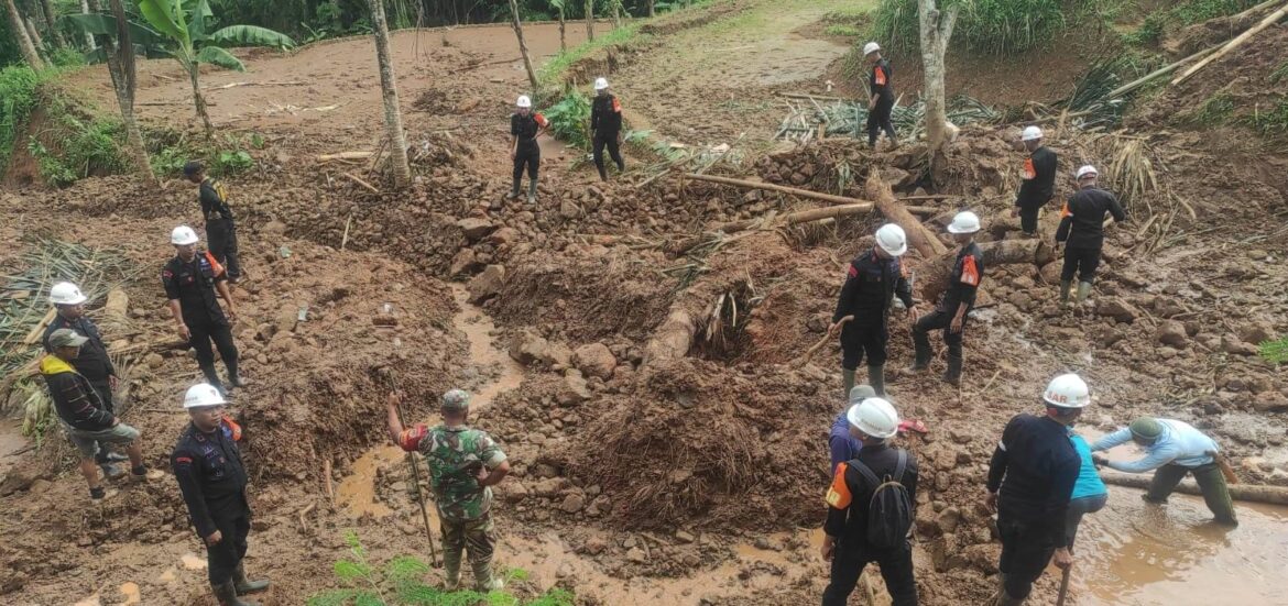 Tim SAR Sat Brimob Polda Jabar Cepat Tanggap dalam Menanggulangi Banjir dan Longsor di Sukabumi