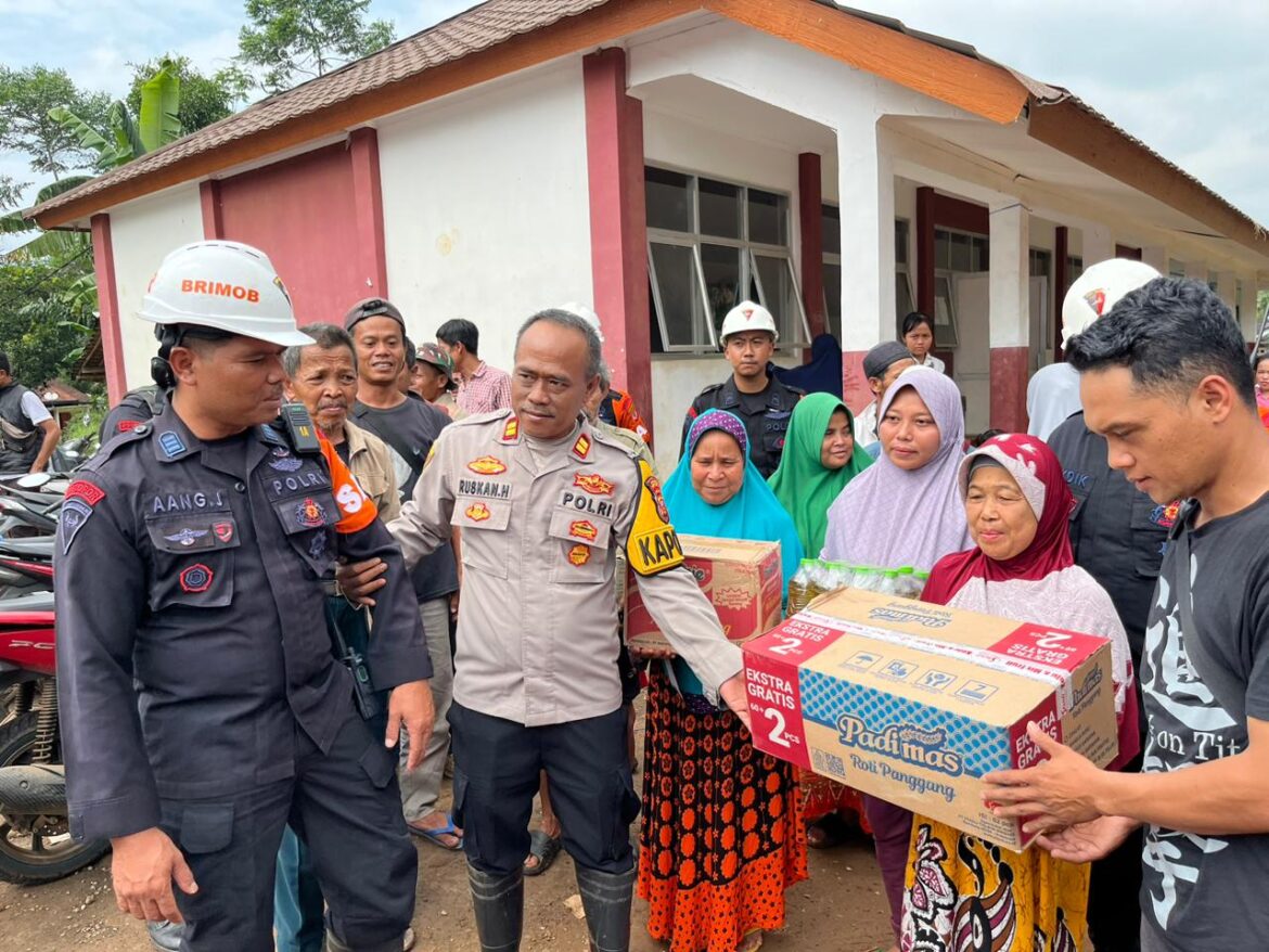 Polda Jabar dan Tim SAR Sat Brimob Polda Jabar Bagikan Sembako Untuk Warga Terdampak Banjir di Kabupaten Sukabumi