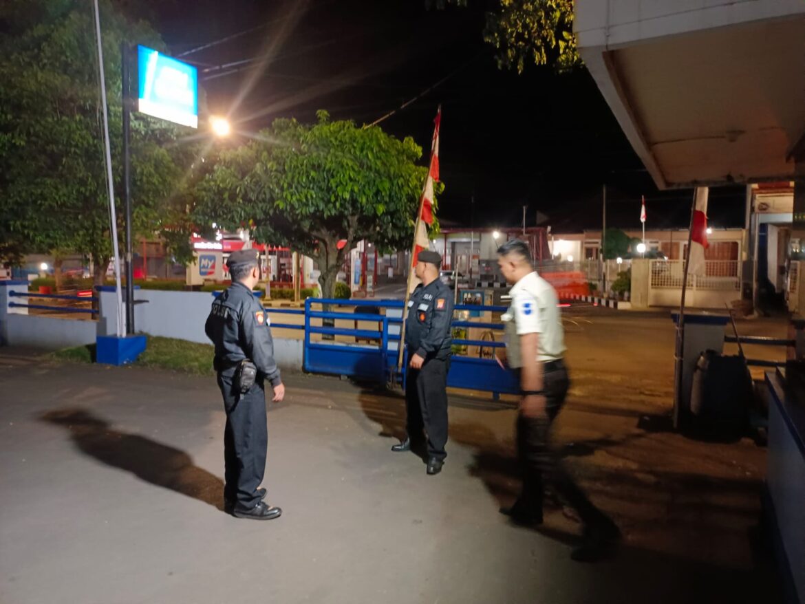 Anggota Samapta Polres Ciamis Koorkom dan Patroli Kamribmas ke Perbankan di Malam Hari