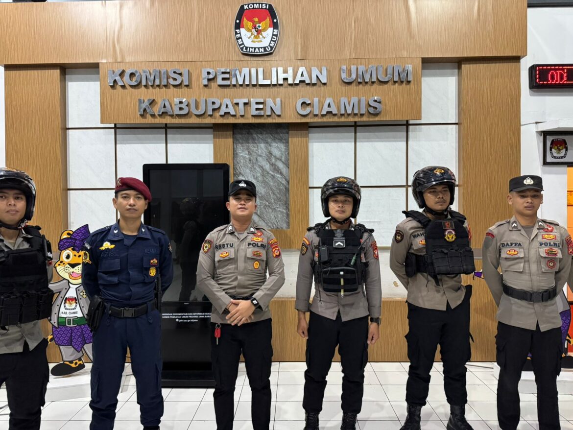 Humanis, Pasukan Patroli Roda 2 Samapta Polres Ciamis Beri Imbauan ke Obvit Kantor KPU Ciamis