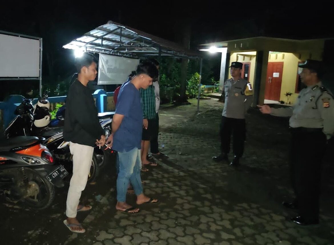 Humanis, Polsek Cipaku Polres Ciamis Patroli Dialogis ke Pemukiman Warga Saat Malam Hari