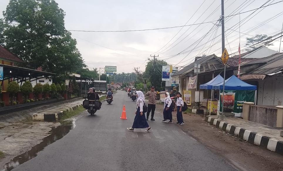 Pengaturan Lalu Lintas Pagi, Polsek Lakbok Polres Ciamis Pelayanan Masyarakat di Depan Sekolah