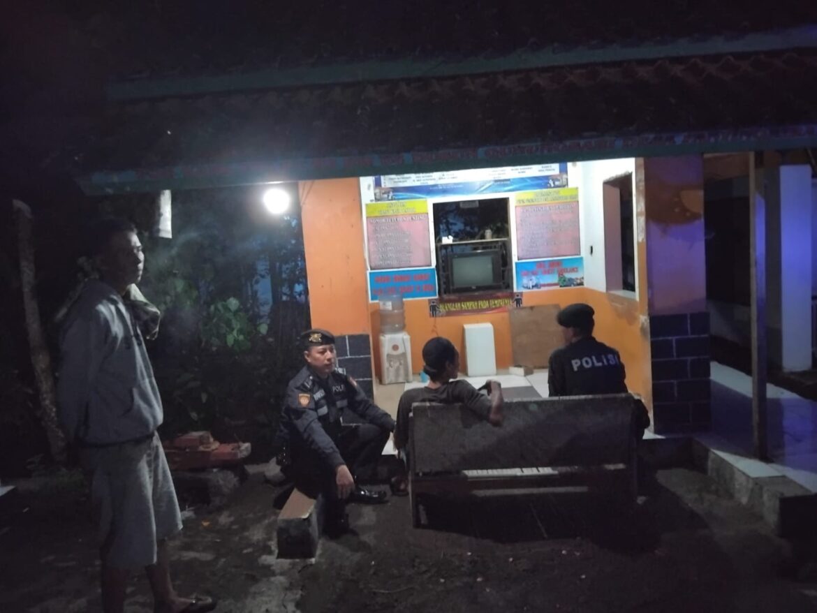 Perkuat Sinergitas, Satuan Samapta Polres Ciamis Beri Binluh ke Warga Saat Ngeronda Malam