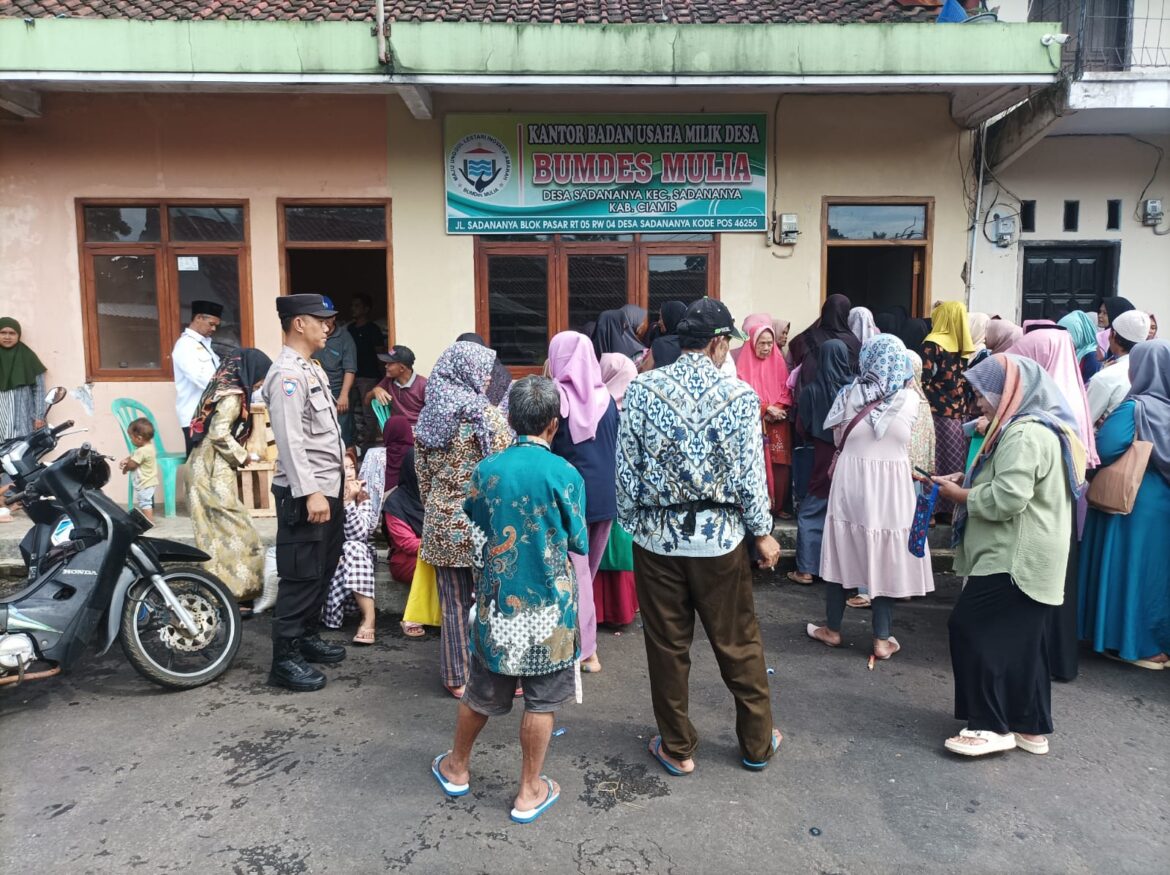 Soliditas TNI-Polri, Polsek dan Koramil Ciamis Awasi Pembagian Bantuan di Desa Sadananya