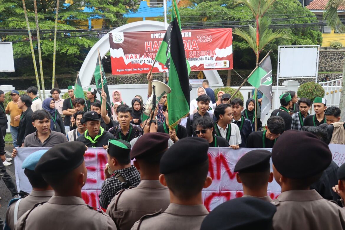 Puluhan Personel Gabungan TNI-Polri Beri Pengamanan Aksi HMI di Kantor Kejaksaan Negeri Ciamis