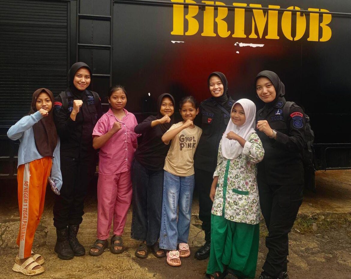 Polwan Sat Brimob Polda Jabar Berikan Trauma Healing Kepada Anak-Anak Korban Bencana Sukabumi