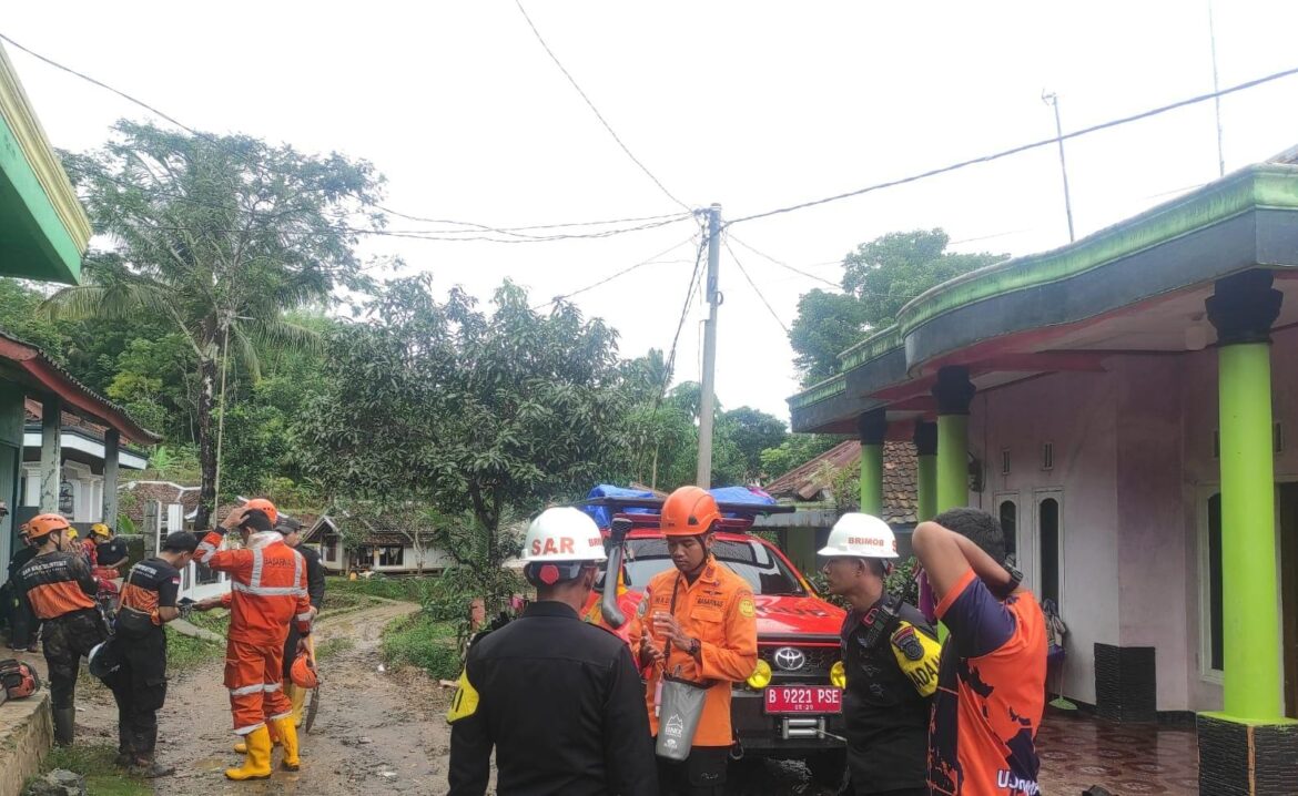 Untuk Pencarian Serta Evakuasi Korban Longsor Sukabumi: Personel Sat Brimob Polda Jabar Lakukan BKO di Kecamatan Pabuaran