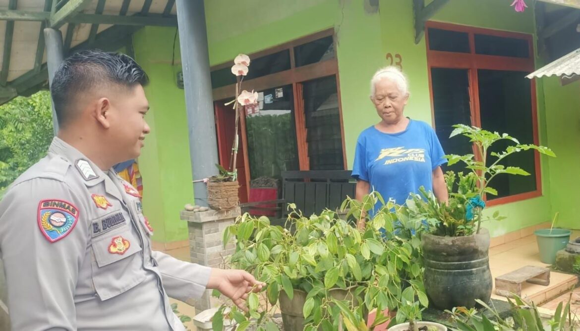 Dukung Asta Cita Presiden RI, Polsek Cikoneng Ajak Warga Margaluyu Buat Lahan Produktif