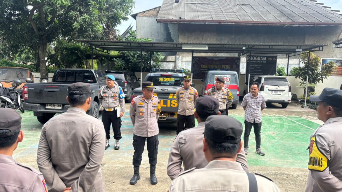 Polres Serang Melaksanakan Apel Pengamanan Aksi Tatrikal Aliansi Mahasiswa Serang Timur Di Jalan Raya Harendong