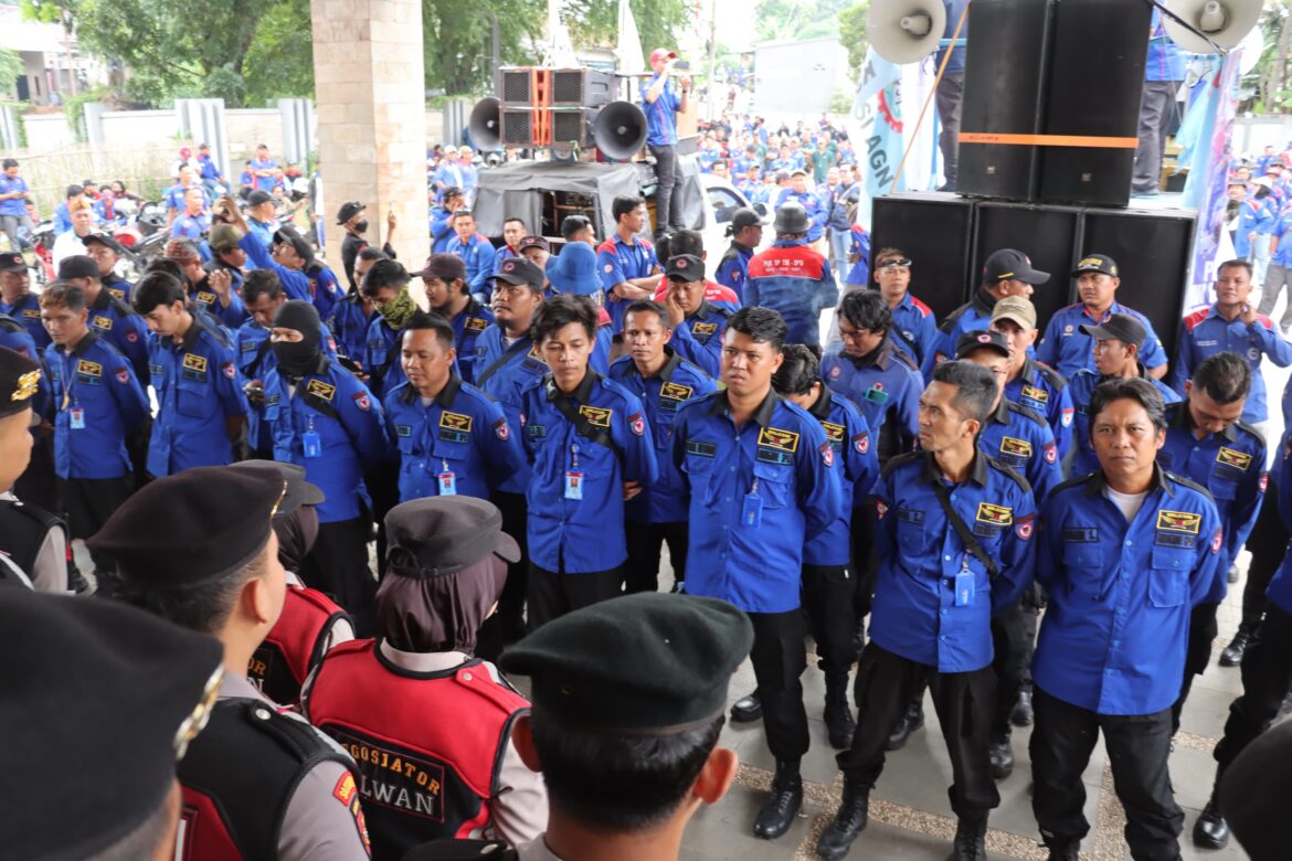 Polresta Tangerang Kawal Aksi Aliansi Buruh Tuntut Kenaikan Upah 2025 di Kantor Disnaker Kabupaten Tangerang