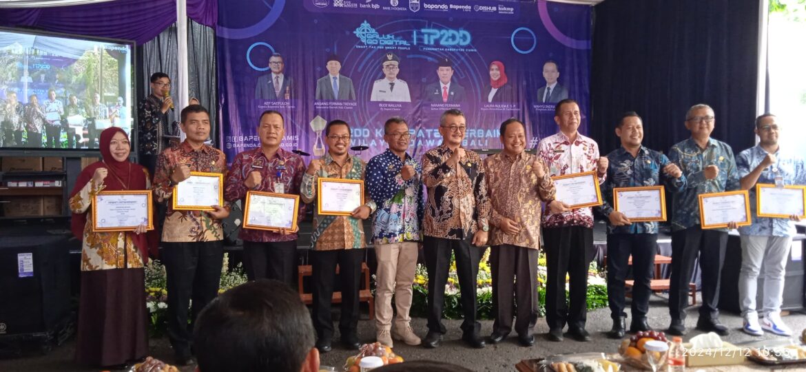 Pj Bupati Ciamis Serahkan Hadiah Bagi Pemenang Undian Program Galuh Go Digital