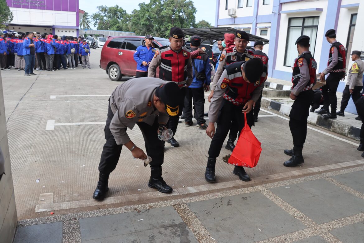 Selesai Pam Aksi Buruh, Para Personel Polresta Tangerang Lakukan Pembersihan Sampah