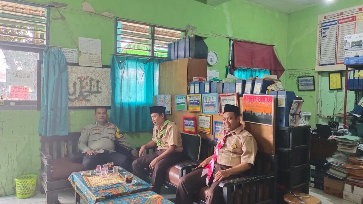 Bhabinkamtibmas Sambang Preemtif dan Dialogis Dengan Kepala Sekolah Mts Mat’laul Anwar