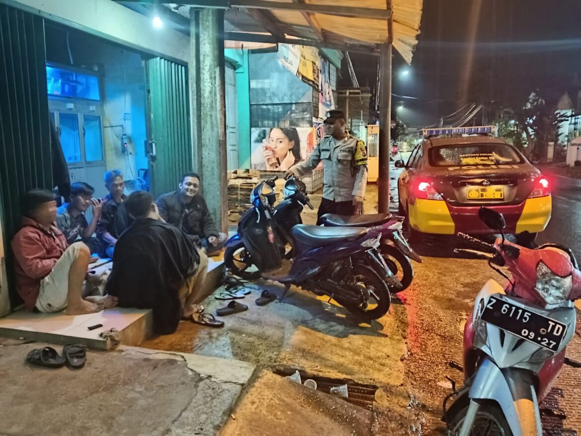 Berikan Rasa Aman, Personel Polsek Kawali Polres Ciamis Patroli Dialogis di Malam Hari