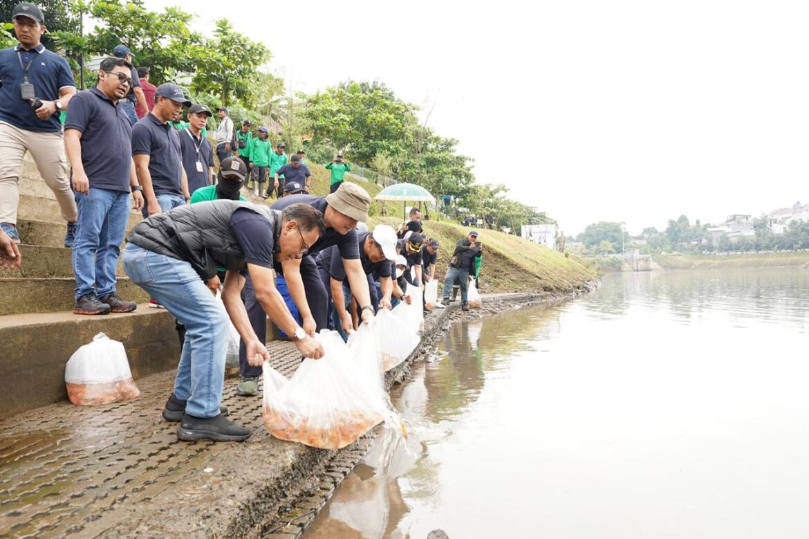 Jaga Kelestarian Alam, PLN Bersama Pemprov DKI Jakarta Beraksi Tanam 100 Pohon di Waduk Brigif