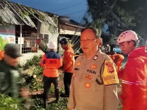 Personel Polsek Cikoneng Datangi TKP Bencana Pohon Tumbang di Dusun Ancol 1