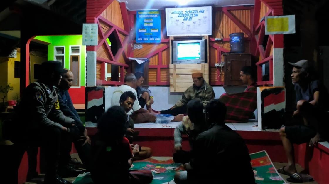 Perkuat Sinergitas, Polsek Cikoneng Polres Ciamis Beri Binluh ke Warga Gegempalan Saat Ngeronda