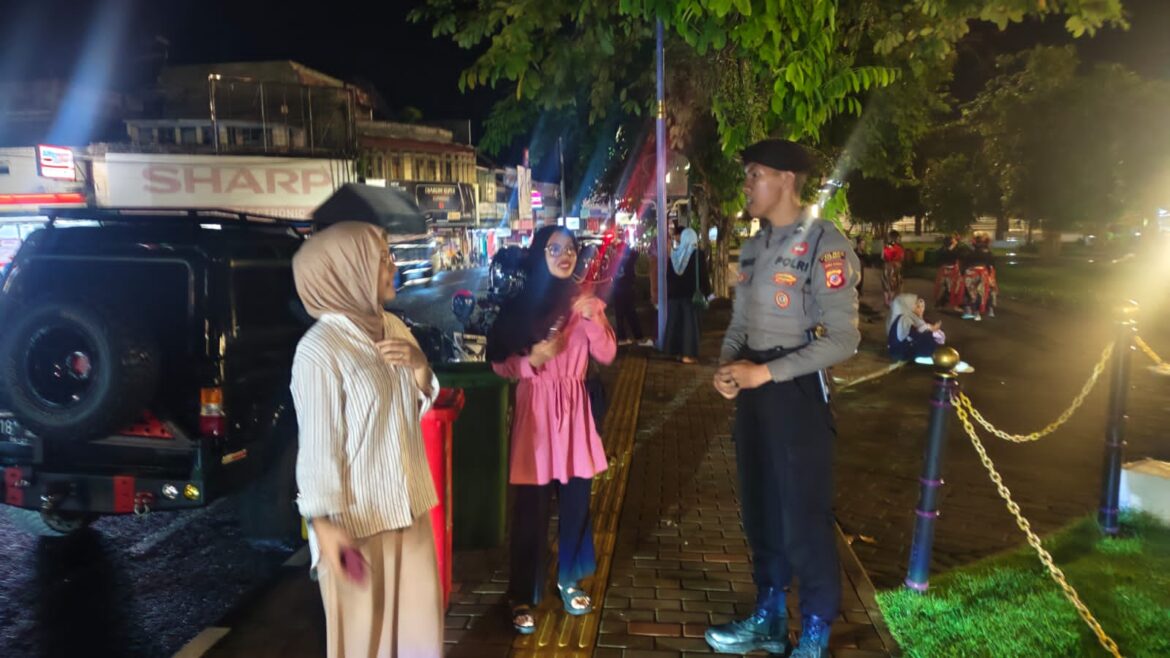 Samapta Polres Ciamis Patroli Jalan Kaki Saat Malam di Alun Alun Ciamis Beri Imbauan Kamtibmas