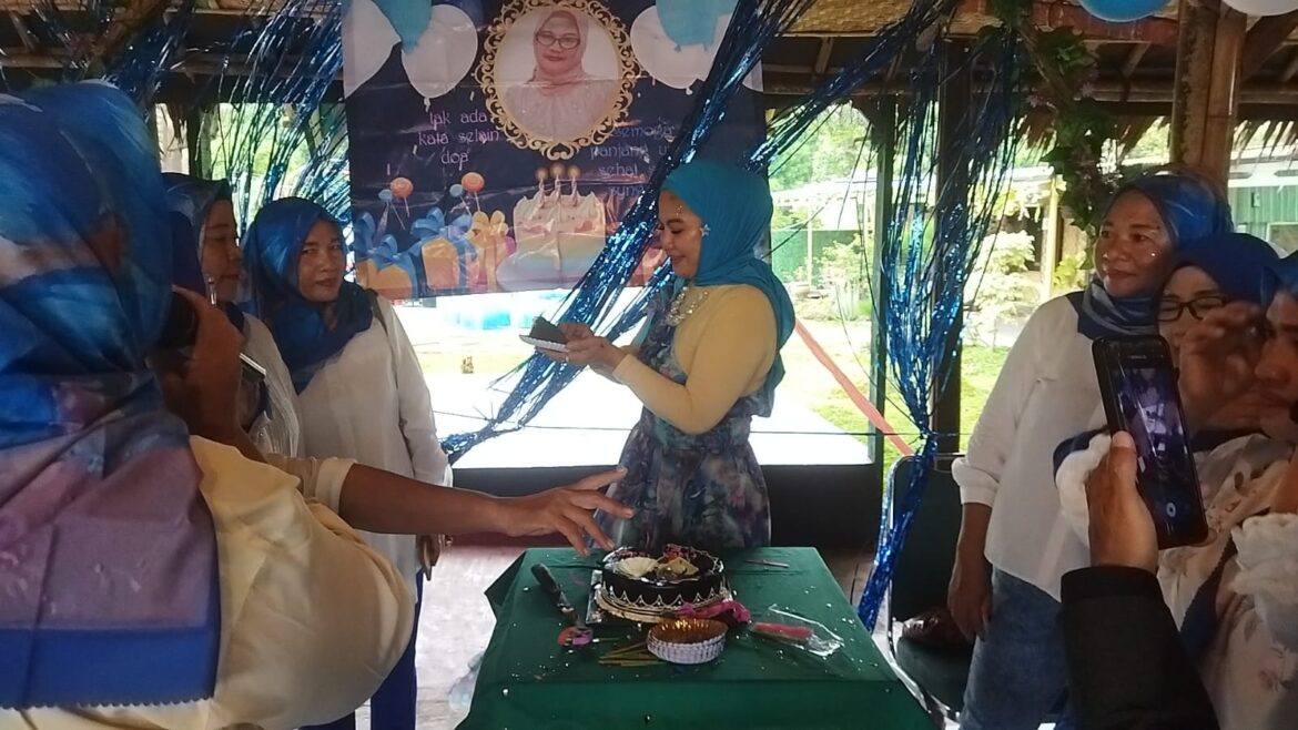 Ketua Komunitas Karaoke Show Bunda Rita Rayakan Miladnya Yang Ke 49 Tahun di Saung Kembangan Jakarta Barat