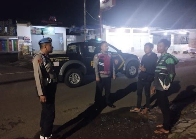 Berikan Rasa Nyaman, Polsek Sukadana Polres Ciamis Patroli Biru Hingga Pemukiman Warga