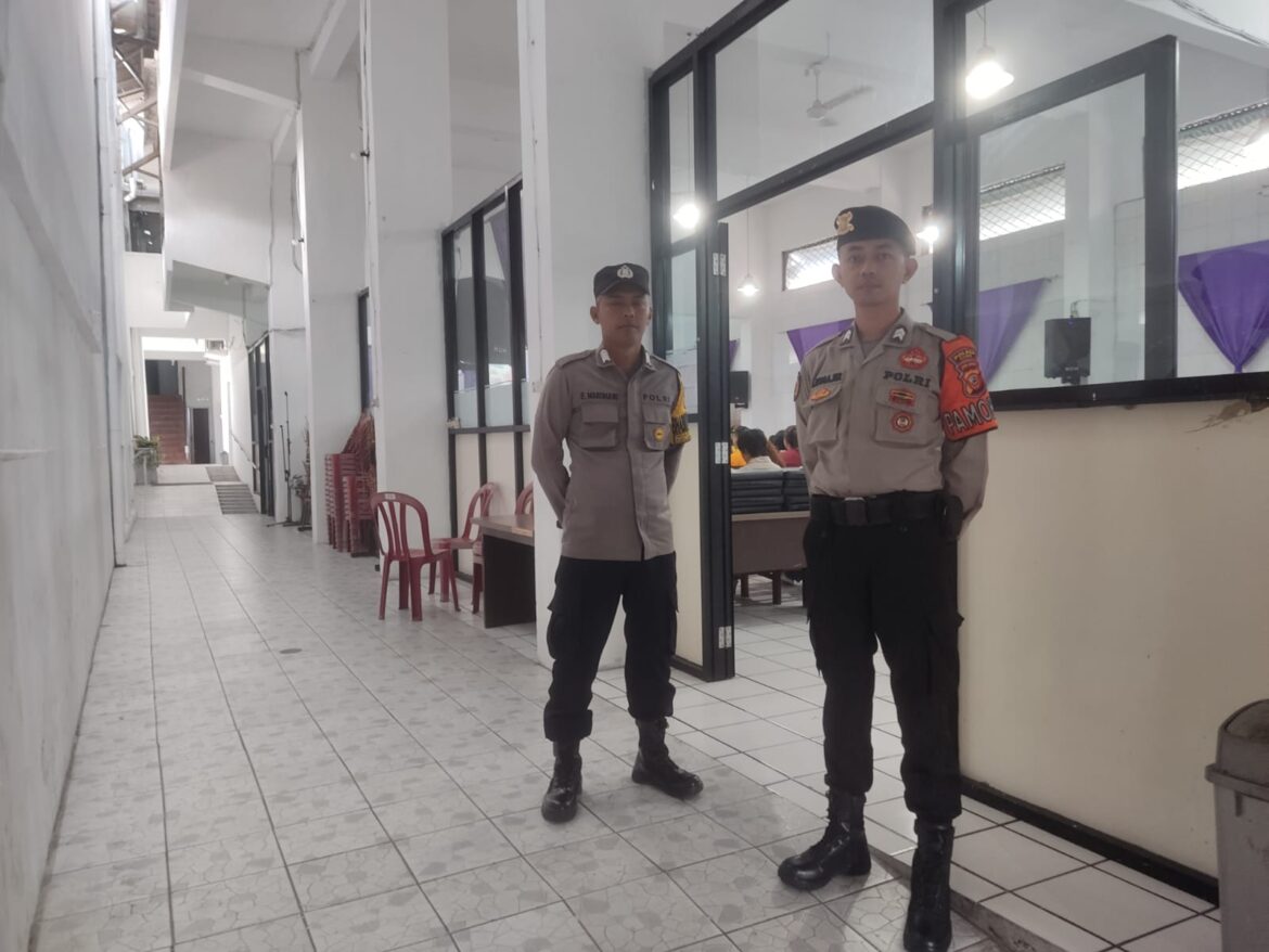 Dua Personel Polres Ciamis Siagakan Personel di Gereja Katolik Santo Yohanes Pembabtis Ciamis