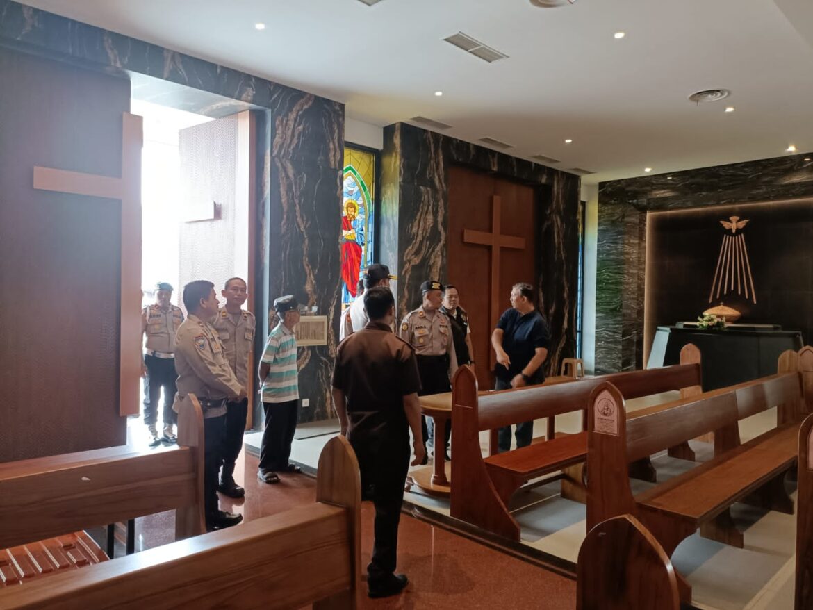 Polsek Grogol Petamburan Pastikan Kesiapan Gereja Jelang Perayaan Natal 2024