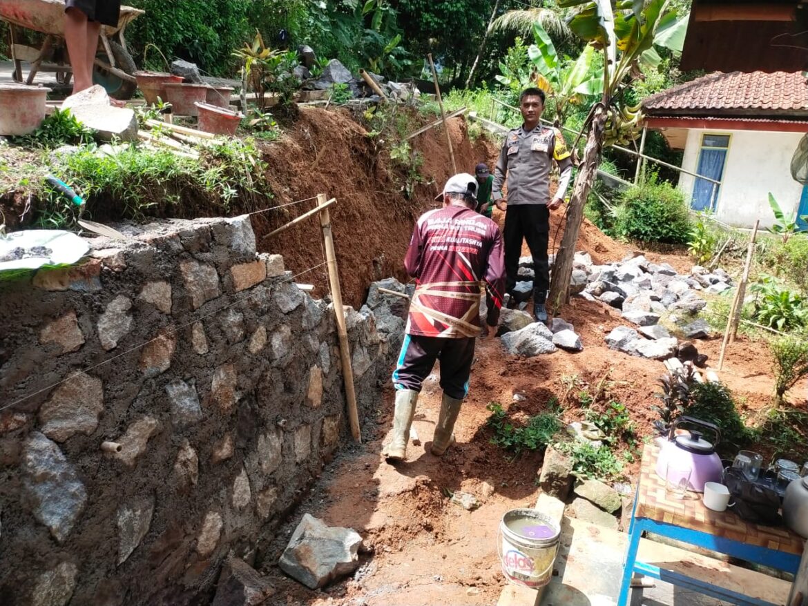 Cipta Kondisi, Polsek Cisaga Polres Ciamis Monitoring Pembangunan TPT di Dusun Sukajaya