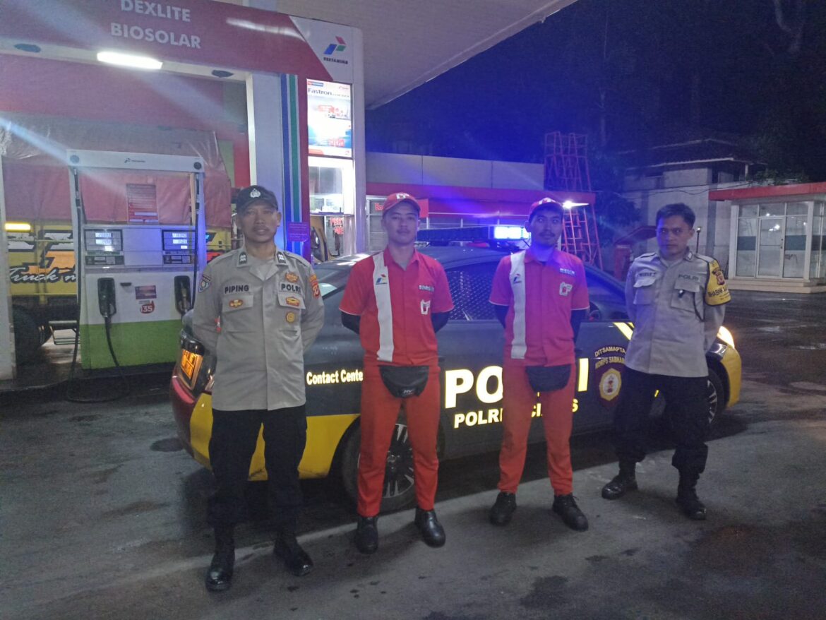 Ops Lilin 2024, Polsek Kawali Polres Ciamis Patroli Dialogis di Malam Hari Berikan Kenyamanan Nataru