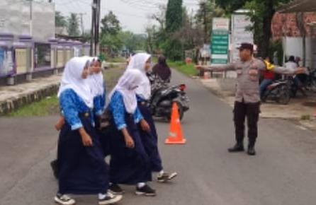 Pengaturan Lalu Lintas Pagi, Polsek Lakbok Polres Ciamis Pelayanan Masyarakat di Depan Sekolah