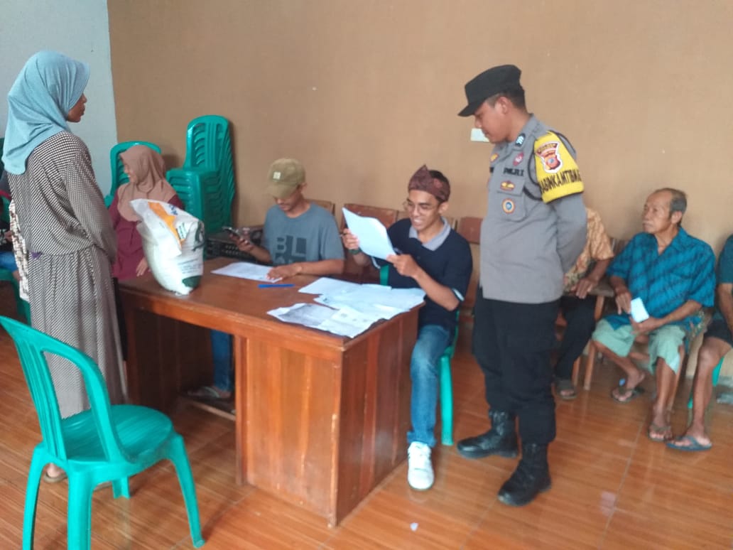 Polsek Lakbok Polres Ciamis Awasi Distribusi Bantuan Beras Bulog ke Warga Desa Kalapasawit