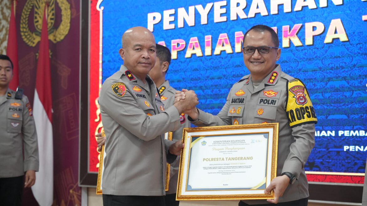 Keren, Kapolda Banten Serahkan Langsung Piagam Penghargaan IKPA Peringkat ke 2 kepada Polresta Tangerang dari Kementrian Keuangan Kanwil Banten